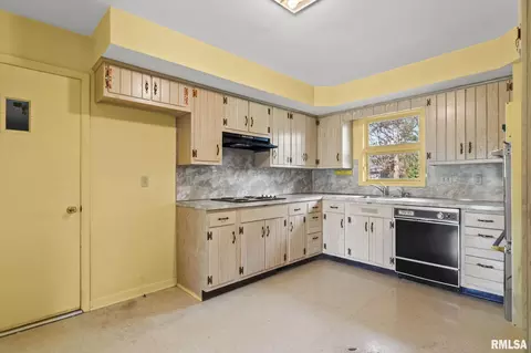 Kitchen - 14 Pinehurst Dr, Springfield, IL 62704 photo 3 of 3