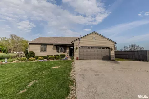 7 Hickory Ln, Carlinville, IL 62626