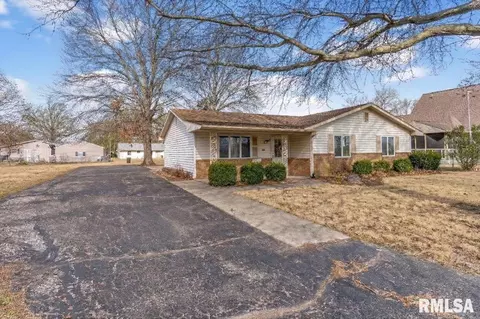 415 Henrietta St, Divernon, IL 62530