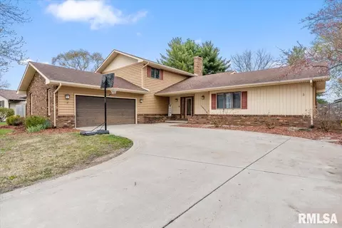 112 Landsdowne Dr, Sherman, IL 62684