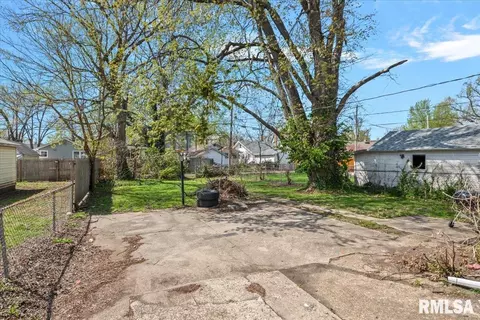 Exterior - 1901 S Spring St, Springfield, IL 62704 photo 2 of 4