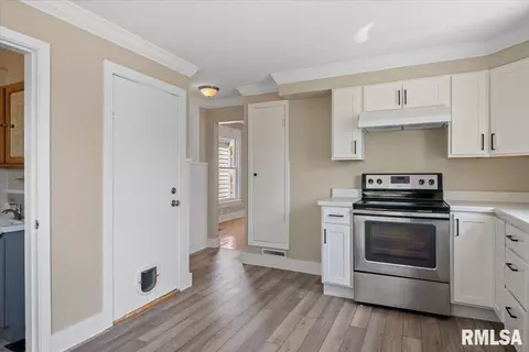 Entry Way - 1901 S Spring St, Springfield, IL 62704 photo 3 of 5