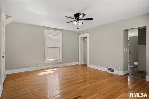 Living - 1901 S Spring St, Springfield, IL 62704 photo 2 of 3