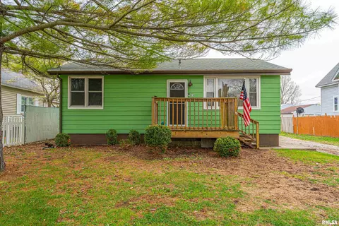 816 N Logan St, Lincoln, IL 62656