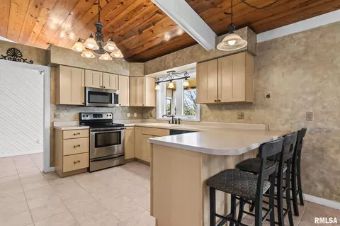 Kitchen - 2784 Hilltop Rd, Springfield, IL 62712 photo 2 of 4