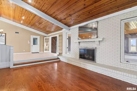 Living - 2784 Hilltop Rd, Springfield, IL 62712 photo 3 of 7