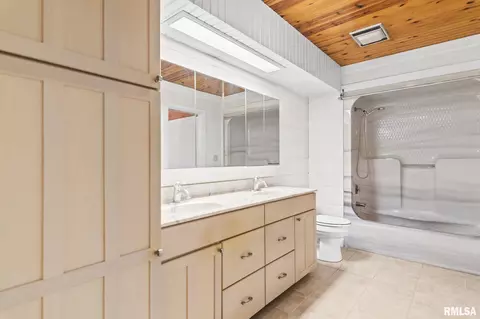 Bath - 2784 Hilltop Rd, Springfield, IL 62712 photo 1 of 3
