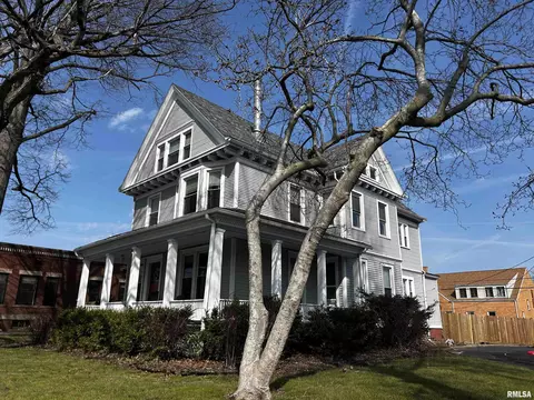 609 W Adams St, Taylorville, IL 62568