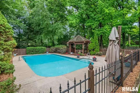 Exterior - 2223 Cardinal Dr, Springfield, IL 62704 photo 11 of 21