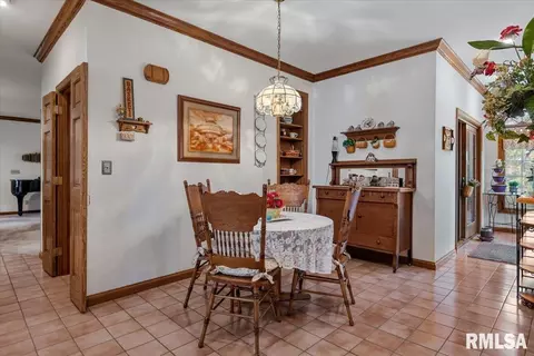 Dining - 2223 Cardinal Dr, Springfield, IL 62704 photo 2 of 9