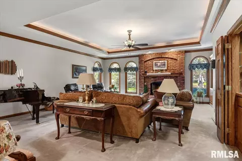 Living - 2223 Cardinal Dr, Springfield, IL 62704 photo 2 of 5