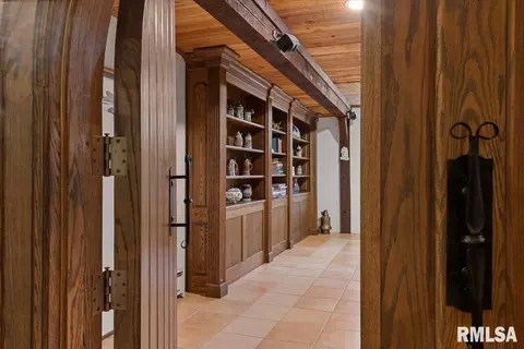 Entry Way - 2223 Cardinal Dr, Springfield, IL 62704 photo 6 of 9