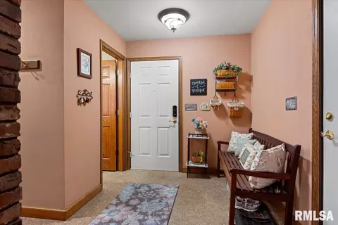 Entry Way - 2223 Cardinal Dr, Springfield, IL 62704 photo 2 of 9