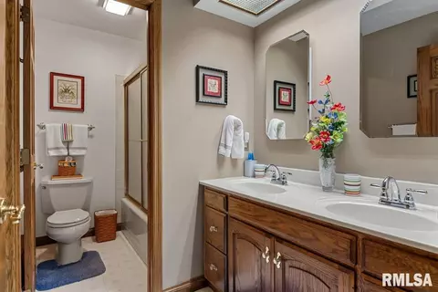 Bath - 2223 Cardinal Dr, Springfield, IL 62704 photo 3 of 5