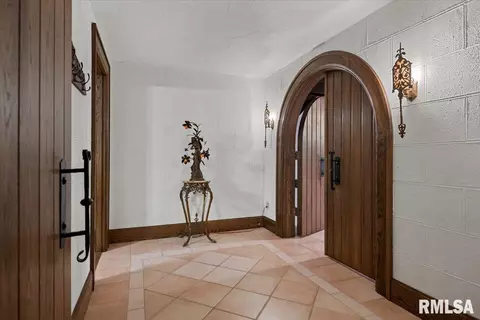 Entry Way - 2223 Cardinal Dr, Springfield, IL 62704 photo 5 of 9