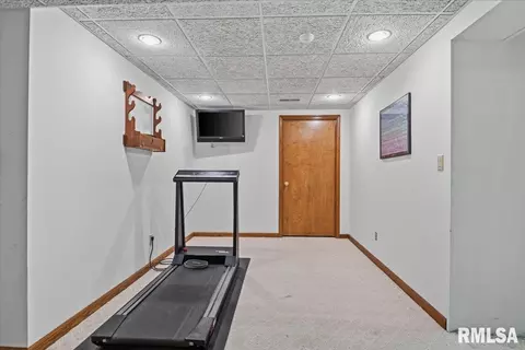 Entry Way - 2223 Cardinal Dr, Springfield, IL 62704 photo 9 of 9