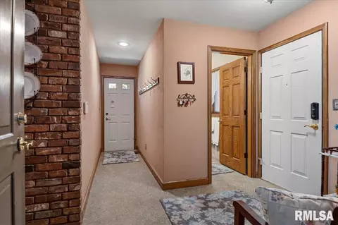Entry Way - 2223 Cardinal Dr, Springfield, IL 62704 photo 3 of 9