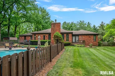 Exterior - 2223 Cardinal Dr, Springfield, IL 62704 photo 8 of 21