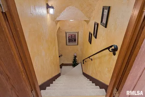 Entry Way - 2223 Cardinal Dr, Springfield, IL 62704 photo 4 of 9