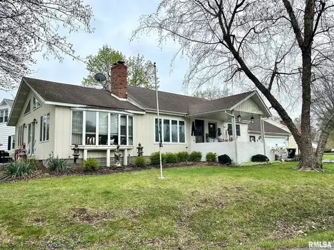 8 N Crescent Dr, Jacksonville, IL 62650