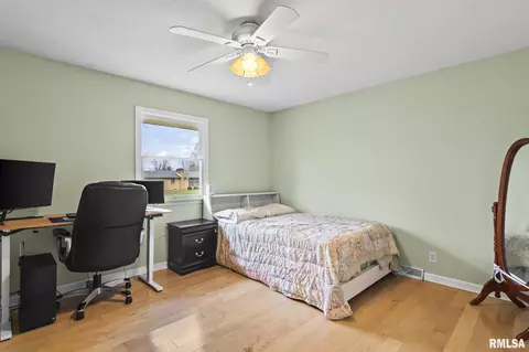 Bedroom - 8 Arabian Trl, Springfield, IL 62702 photo 4 of 8