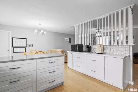 Kitchen - 8 Arabian Trl, Springfield, IL 62702 photo 3 of 4