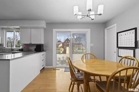 Dining - 8 Arabian Trl, Springfield, IL 62702 photo 1 of 3