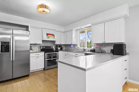 Kitchen - 8 Arabian Trl, Springfield, IL 62702 photo 2 of 4