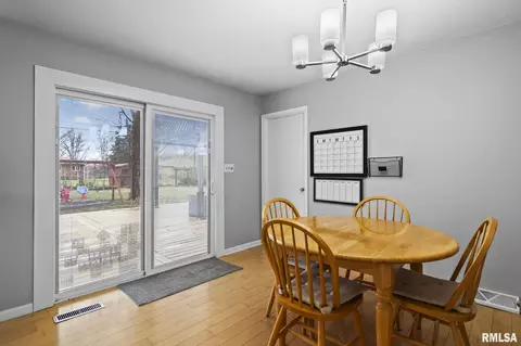 Dining - 8 Arabian Trl, Springfield, IL 62702 photo 2 of 3