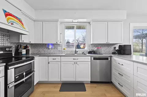Kitchen - 8 Arabian Trl, Springfield, IL 62702 photo 1 of 4