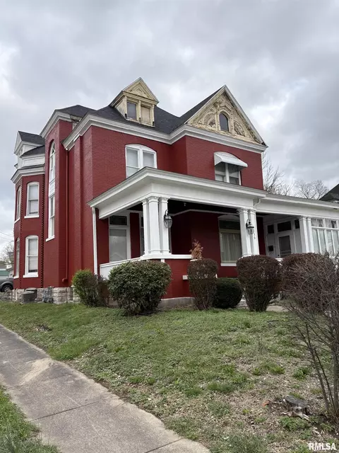 1136 N 8th St, Quincy, IL 62301