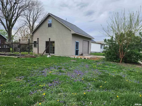 711 N Madison St, Lincoln, IL 62656