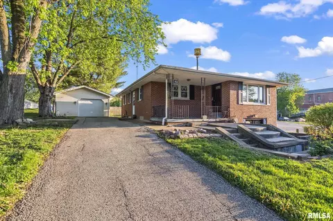 408 E Adams St, Riverton, IL 62561