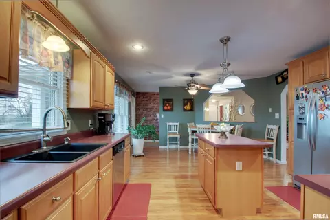 Kitchen - 5297 Apache Pass, Quincy, IL 62305 photo 2 of 2