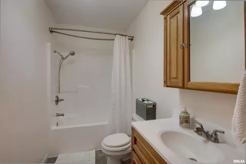 Bath - 5297 Apache Pass, Quincy, IL 62305 photo 2 of 3