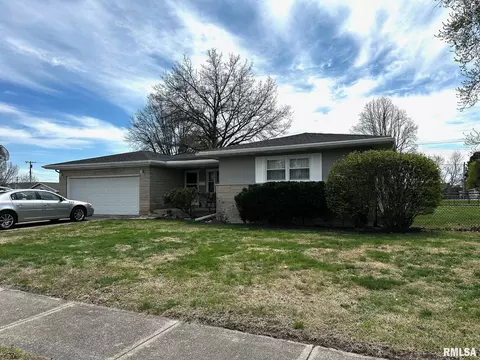 400 W Spruce St, Chatham, IL 62629