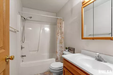 Bath - 905 Helene St, Springfield, IL 62702 photo 1 of 2