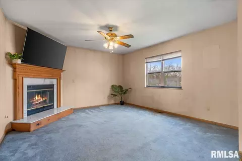 Living - 905 Helene St, Springfield, IL 62702 photo 2 of 2
