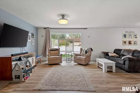 Living - 2637 Sarona Rd, Springfield, IL 62704 photo 1 of 1