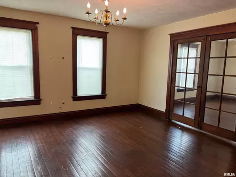 Living - 230 E Lawrence Ave, Springfield, IL 62704 photo 3 of 4
