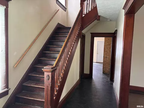 Entry Way - 230 E Lawrence Ave, Springfield, IL 62704 photo 2 of 2