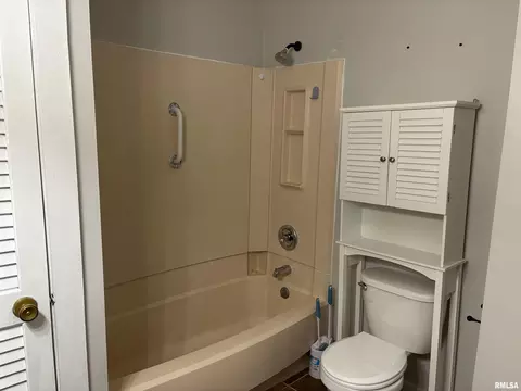 Bath - 230 E Lawrence Ave, Springfield, IL 62704 photo 1 of 2