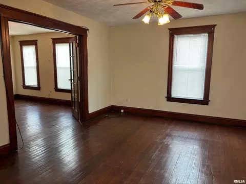 Living - 230 E Lawrence Ave, Springfield, IL 62704 photo 2 of 4
