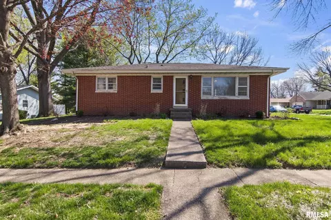 220 S 4th St, Riverton, IL 62561