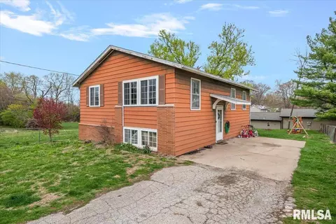 105 E Mill St, Rochester, IL 62563