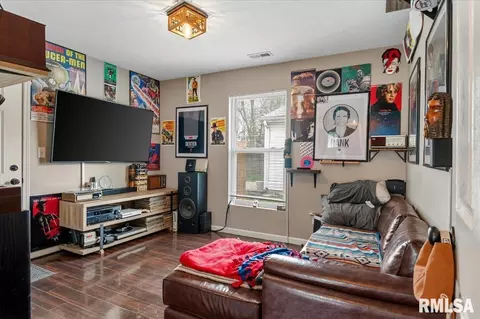 Living - 3112 Lakeshire Dr, Springfield, IL 62707 photo 4 of 4