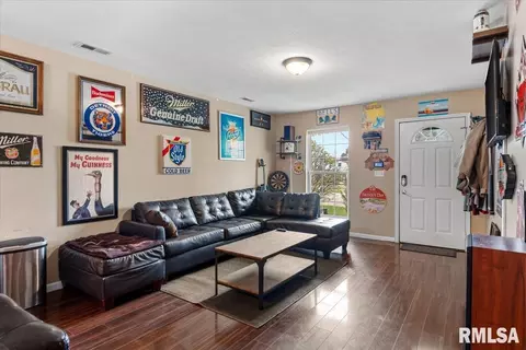 Living - 3112 Lakeshire Dr, Springfield, IL 62707 photo 3 of 4