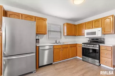 Kitchen - 113 Eagle Ridge Dr, Chatham, IL 62629 photo 1 of 2