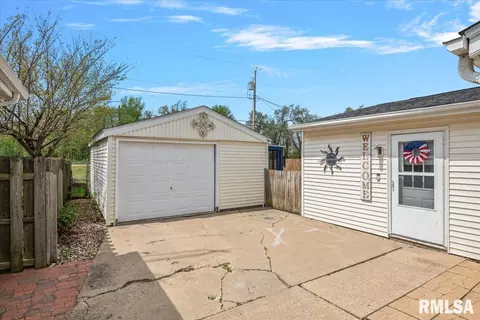 Exterior - 1705 Fairfield Dr, Springfield, IL 62702 photo 3 of 6