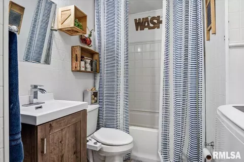 Bath - 1705 Fairfield Dr, Springfield, IL 62702 photo 1 of 1